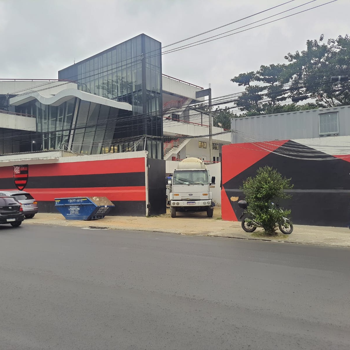 Obra de concreto em área externa atendida pela Teramix