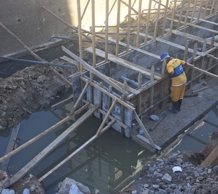 Profissional trabalhando em fundação e estrutura de concreto